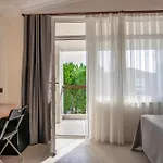 Ola Hotel *